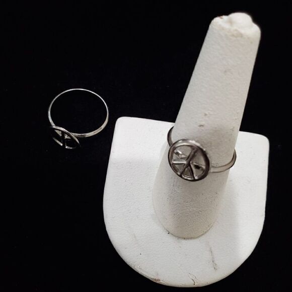 💋💋💋 Peace Ring or Knuckle Ring Silver Tone - Picture 1 of 4